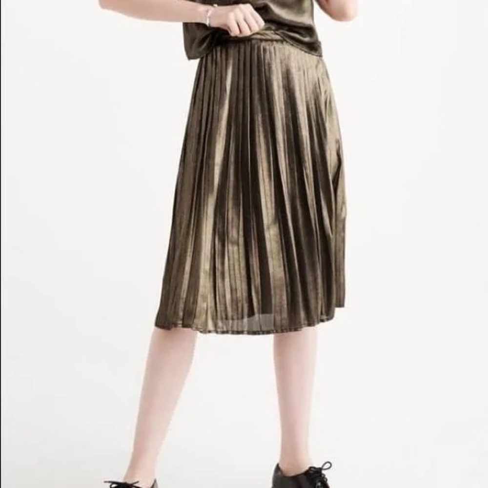 Abercrombie & Fitch Black and Gold Midi Pleated Skirt